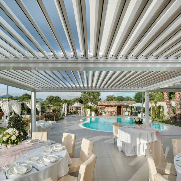 Pergola bioclimatica a lame orientabili come schermatura solare
