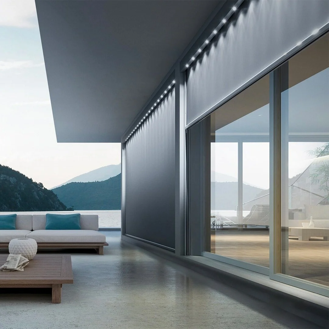 Casa domotica con serramenti e tende automatizzati che regolano luce, ombra e clima